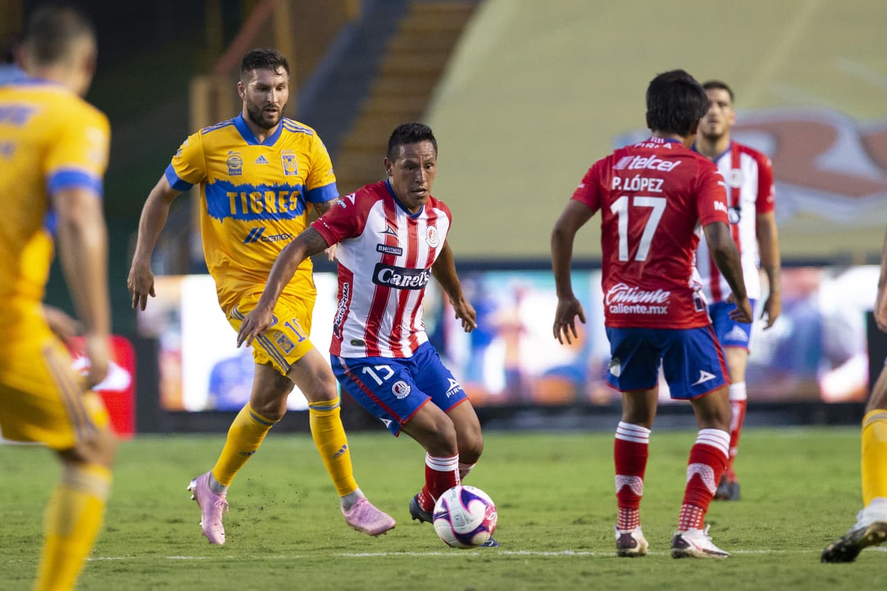Avanzados los minutos, Atlético San Luis se paraba mejor en la cancha.