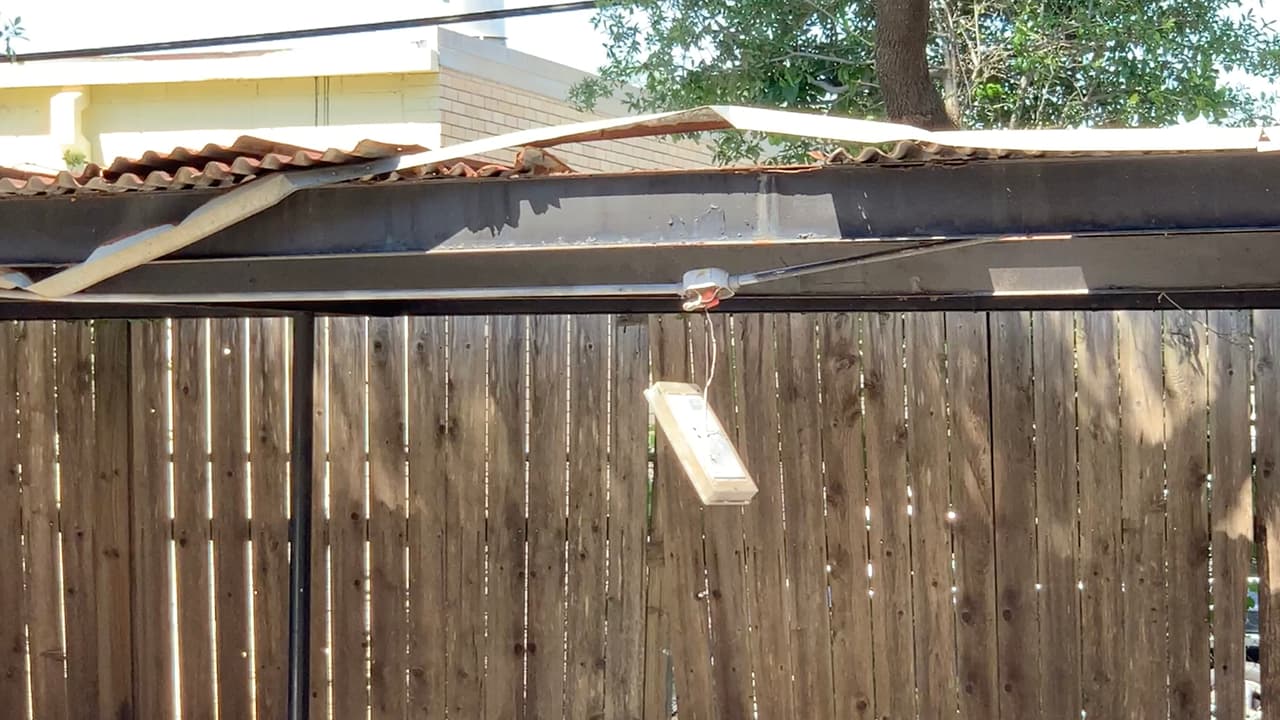 Lámparas dañadas en el área del estacionamiento representan un peligro para la seguridad de quienes allí viven.