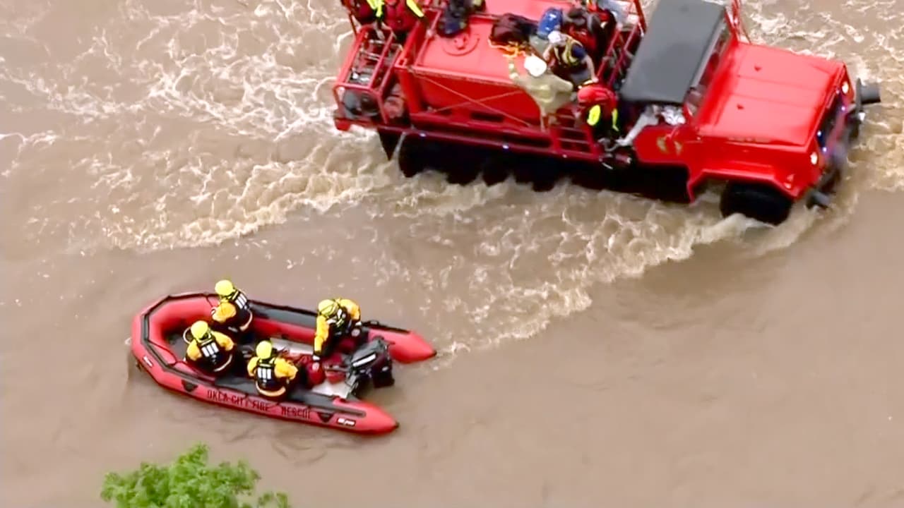En el centro de Oklahoma bomberos en lanchas rápidas recorrieron las calles para sacar a las víctimas de las inundaciones producidas por el mal tiempo.