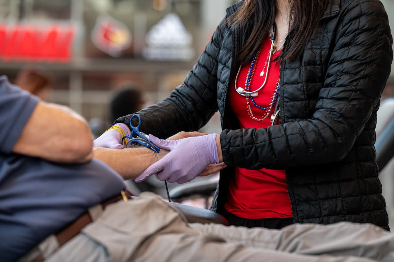 <h3 class="cms-H3-H3"> <b>¿Puedo donar sangre después de recibir la vacuna covid-19? </b></h3>
<br> Según la Cruz Roja Americana, 
<b>una persona puede donar sangre si recibió una vacuna covid-19</b>. Sin embargo, necesita estar preparado con ciertos requisitos para donar. 
<a href="https://www.univision.com/local/arizona-ktvw/puedo-donar-sangre-despues-de-recibir-la-vacuna-contra-el-coronavirus-fotos">Aquí le explicamos.</a>
<br>