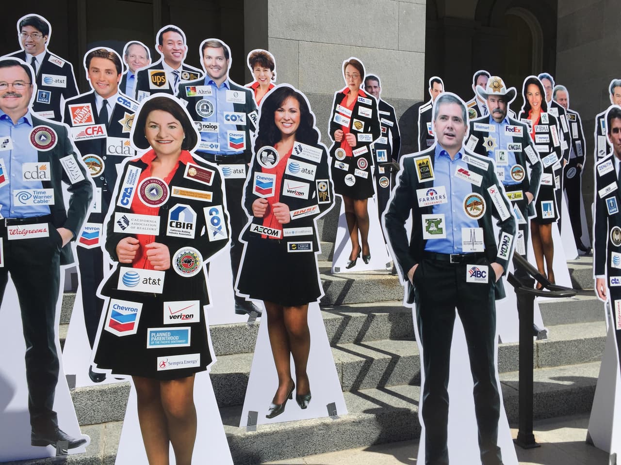 ¿Y si los políticos tuvieran que vestir los logos de sus patrocinadores?