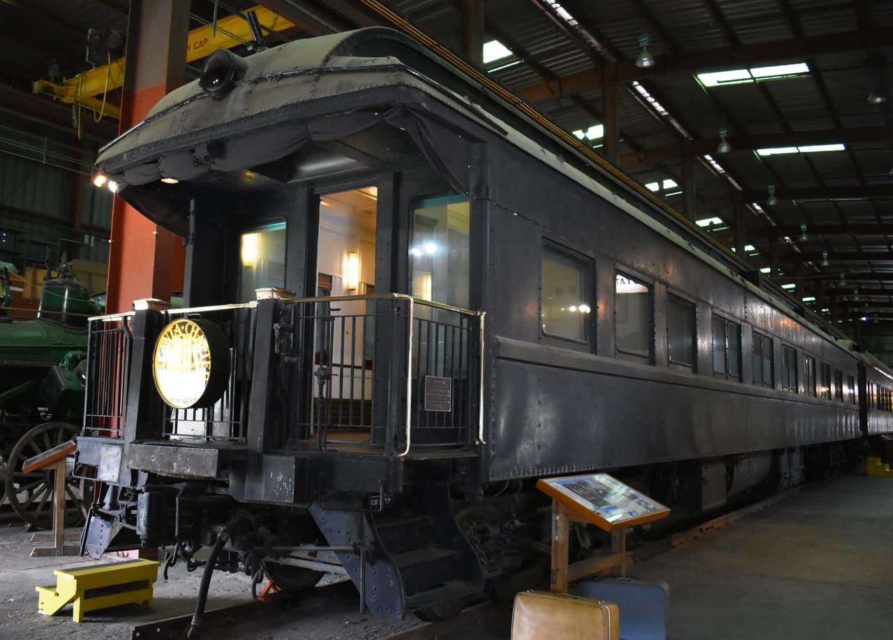 <b>SOUTHEASTERN RAILWAY MUSEUM</b>. El museo ocupa un sitio de 35 acres en Duluth, Georgia, en los suburbios del noreste de Atlanta. Fue iniciado por el Capítulo de Atlanta de la Sociedad Histórica Nacional de Ferrocarriles, actualmente es operado por una junta comunitaria y está reconocido por el IRS como una organización sin fines de lucro con fines históricos y educativos. El museo cuenta casi en su totalidad con voluntarios.
