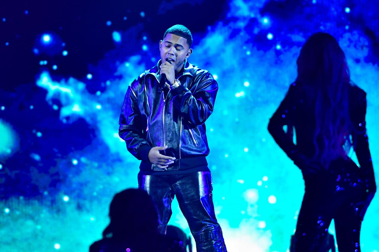 Con mucho ritmo y acompañado de varias bailarinas, el boricua se hizo presente en Premios Juventud 2021.