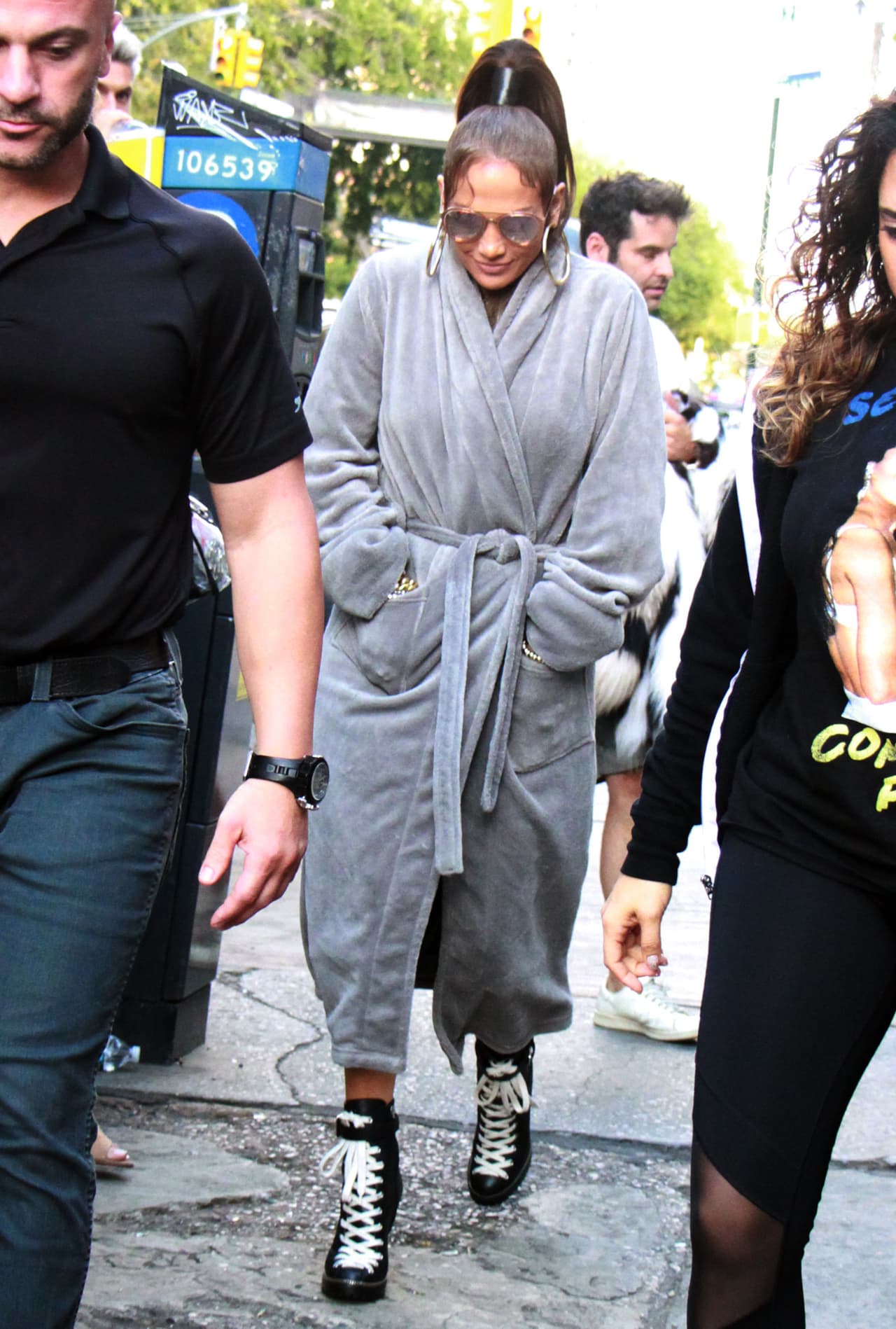 Su bata pareció incapaz de ocultar las prominentes pulseras doradas que complementaban su atuendo.