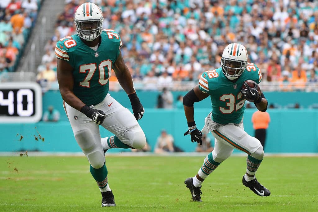 El liniero ofensivo Ja'wuan James (70) llega a reforzar la línea ofensiva para proteger a Joe Flacco. Deja a los Miami Dolphins para firmar por los Denver Broncos por 51 millones y cuatro años.