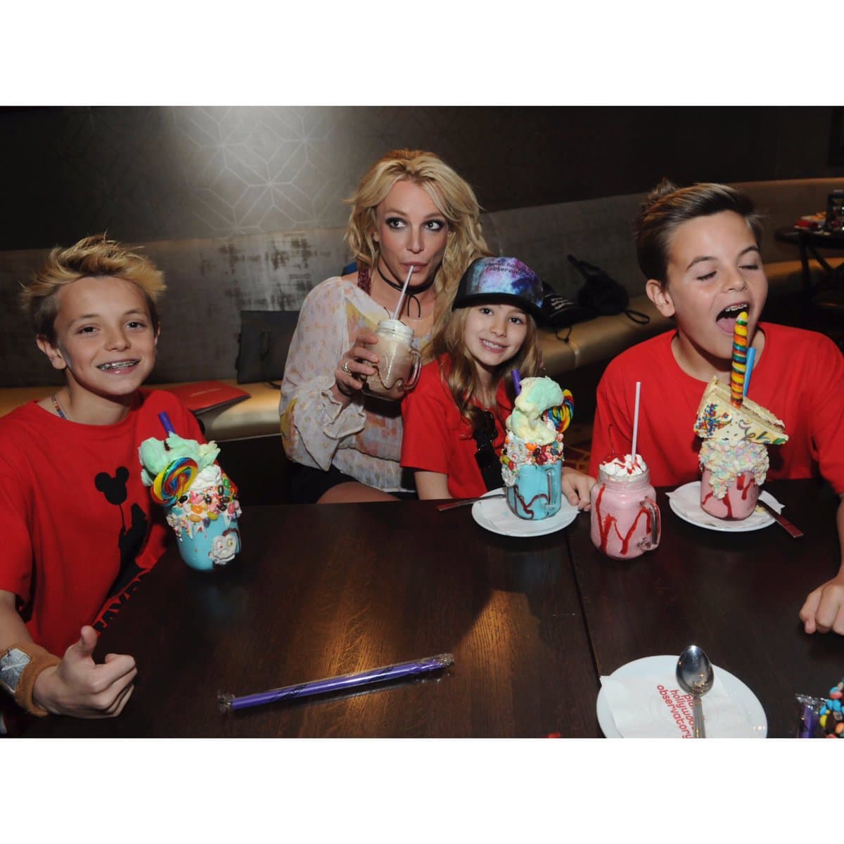 Claro, disfrutaron de las delicias del restaurante.