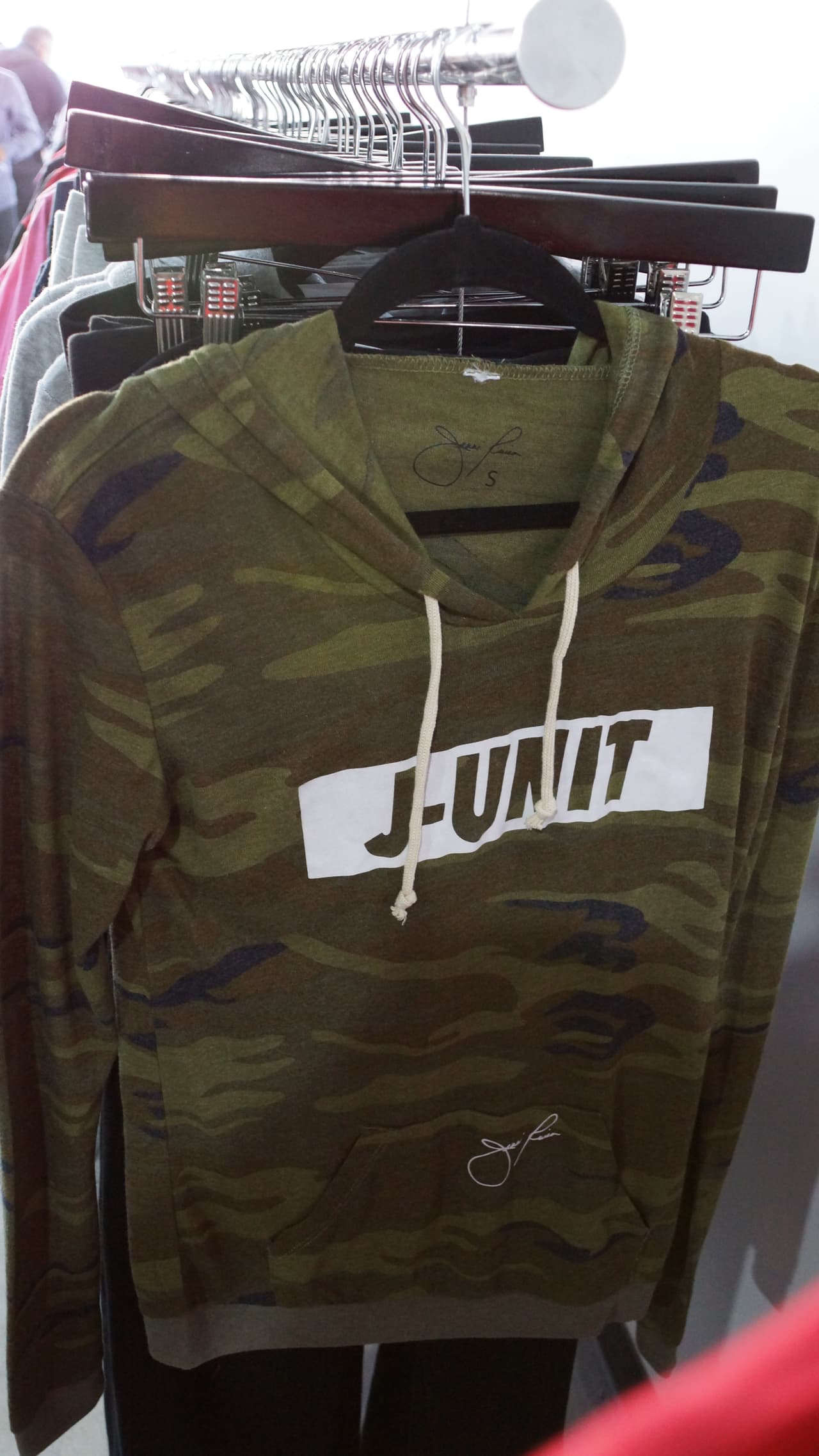 Y qué tal, las prendas para las fans de Jenni. Las J-Unit tatambién tienen su espacio.