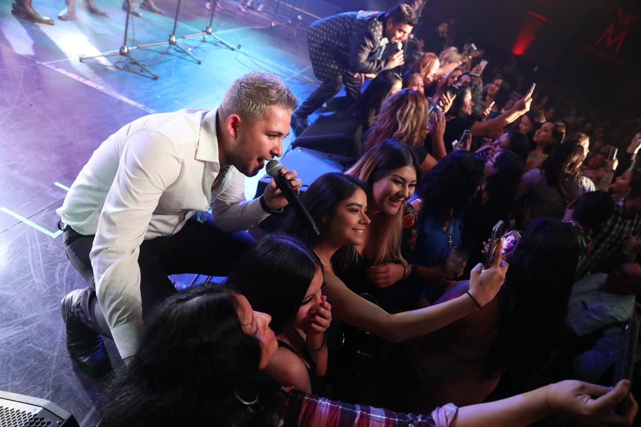 La Original Banda El Limón hizo un gran show desde el escenario.