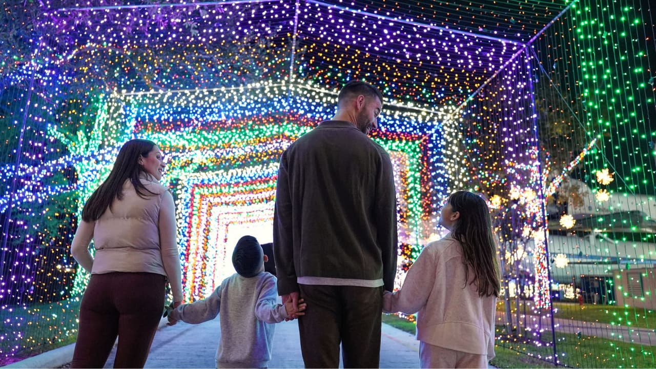 Los visitantes podrán disfrutar de un túnel LED de más de 200 pies de largo y una imponente instalación luminosa de 30 pies inspirada en el cohete Space Launch System (SLS), una de las piezas más fotografiadas del recorrido.