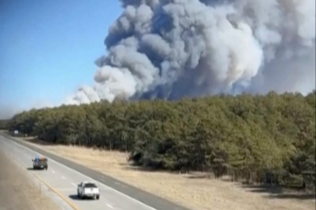 Cuatro 
<b><a href="https://www.univision.com/noticias/meteorologia/gobernadora-ny-declara-estado-de-emergencia-incendios-long-island" target="_blank">incendios separados en la región de Pine Barrens, en Long Island,</a></b> provocaron este 8 de marzo el cierre carreteras, la evacuación de una base militar, desalojos de residentes en zonas en riesgo y la movilización de cientos de funcionarios que exponen sus vidas para 
<b>apagar las llamas</b>.