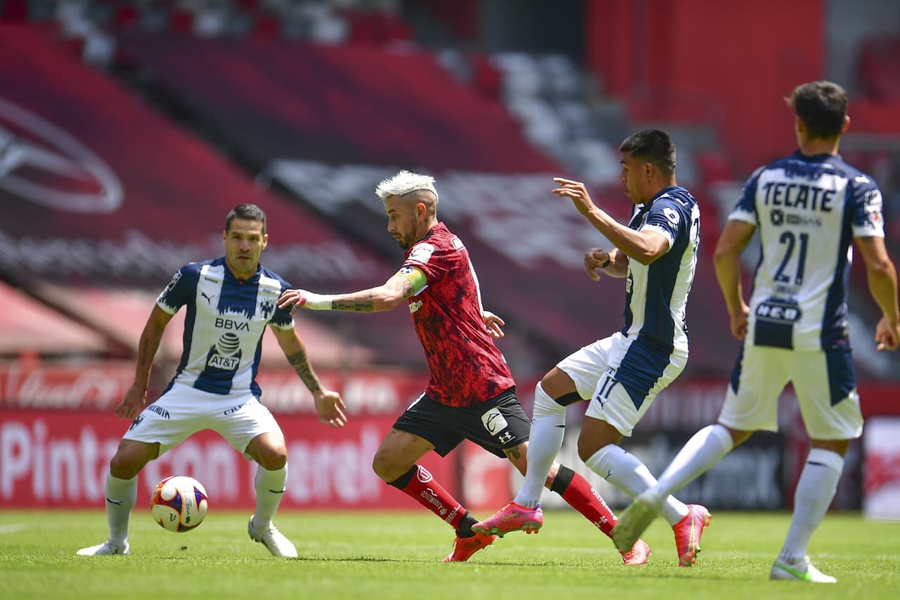 Monterrey se impone a Toluca 2-1 en el Nemesio Diez, durante la Jornada 14 de la Liga MX. Con un golazo a distancia, Sebastián Vegas de los Rayados abrió el marcador, seguido de Maximiliano Meza para ponerse arriba en el encuentro. Ya al minuto 71, Jorge Torres Nilo puso el único tanto para los 'Diablos Rojos'.