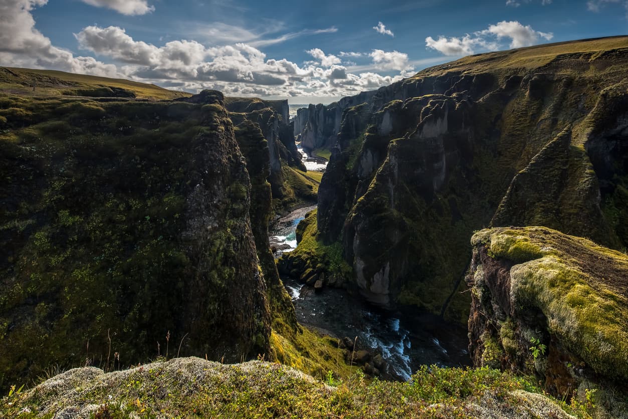 Ahora las autoridades medioambientales islandesas han tenido que cerrar al público el cañón de Fjadrárgljúfur para protegerlo de las hordas de seguidores de Bieber decididos a visitar el lugar.