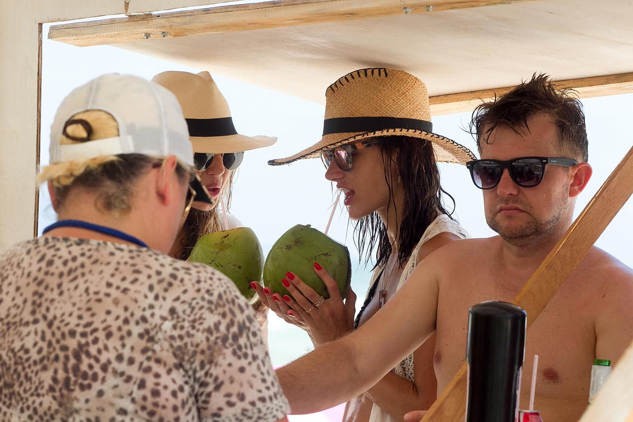 Tras el chapuzón, tomó agua de coco.
