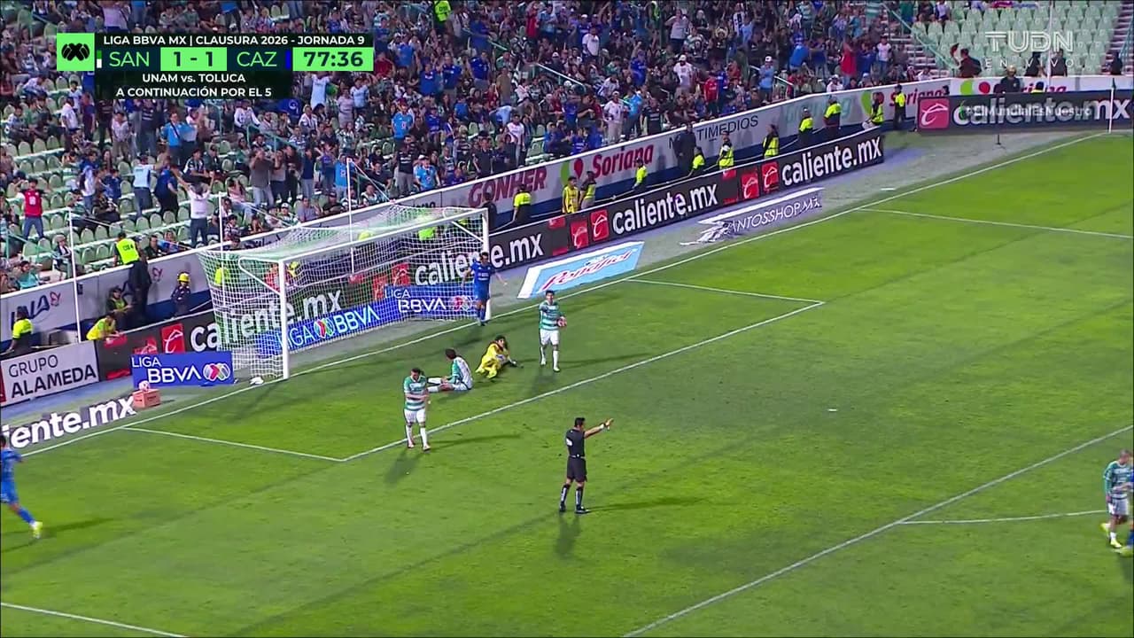 ¡GOL!  anota para Cruz Azul. José Paradela