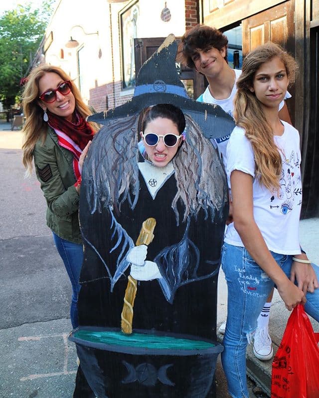 La hija de Emilio y Gloria Estefan es muy apegada a la familia de Lili y sale de vacaciones con ellos.