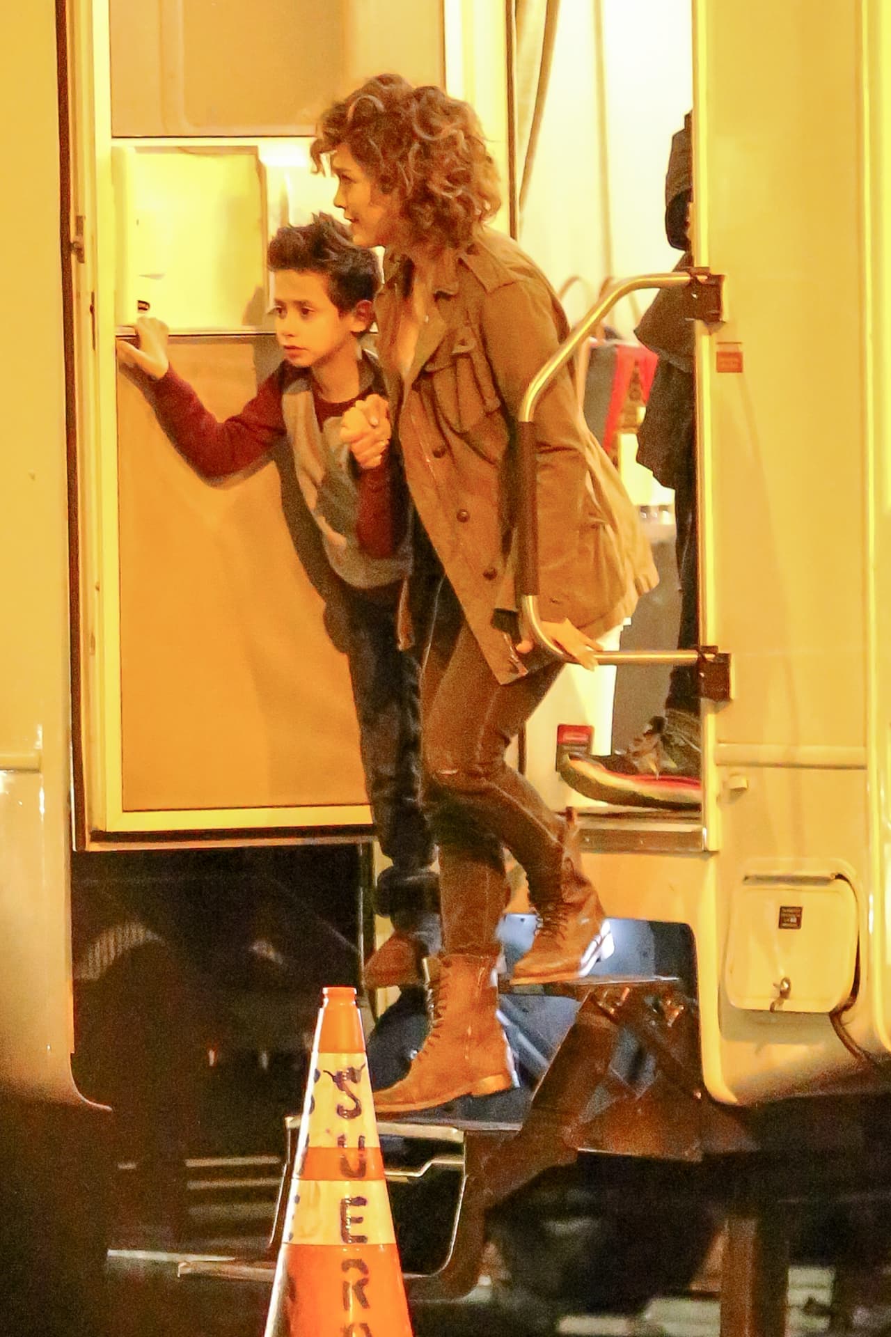 Mira cómo captaron los fotógrafos a Jen con su hijo Max.