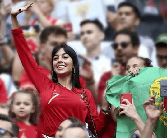 A través de sus redes sociales, la novia de Cristiano Ronaldo evidenció su apoyo al astro del fútbol europeo. "¡Cristiano Ronaldo, te amamos! ¡Fuerza súper Selección Portugal!", escribió la modelo.