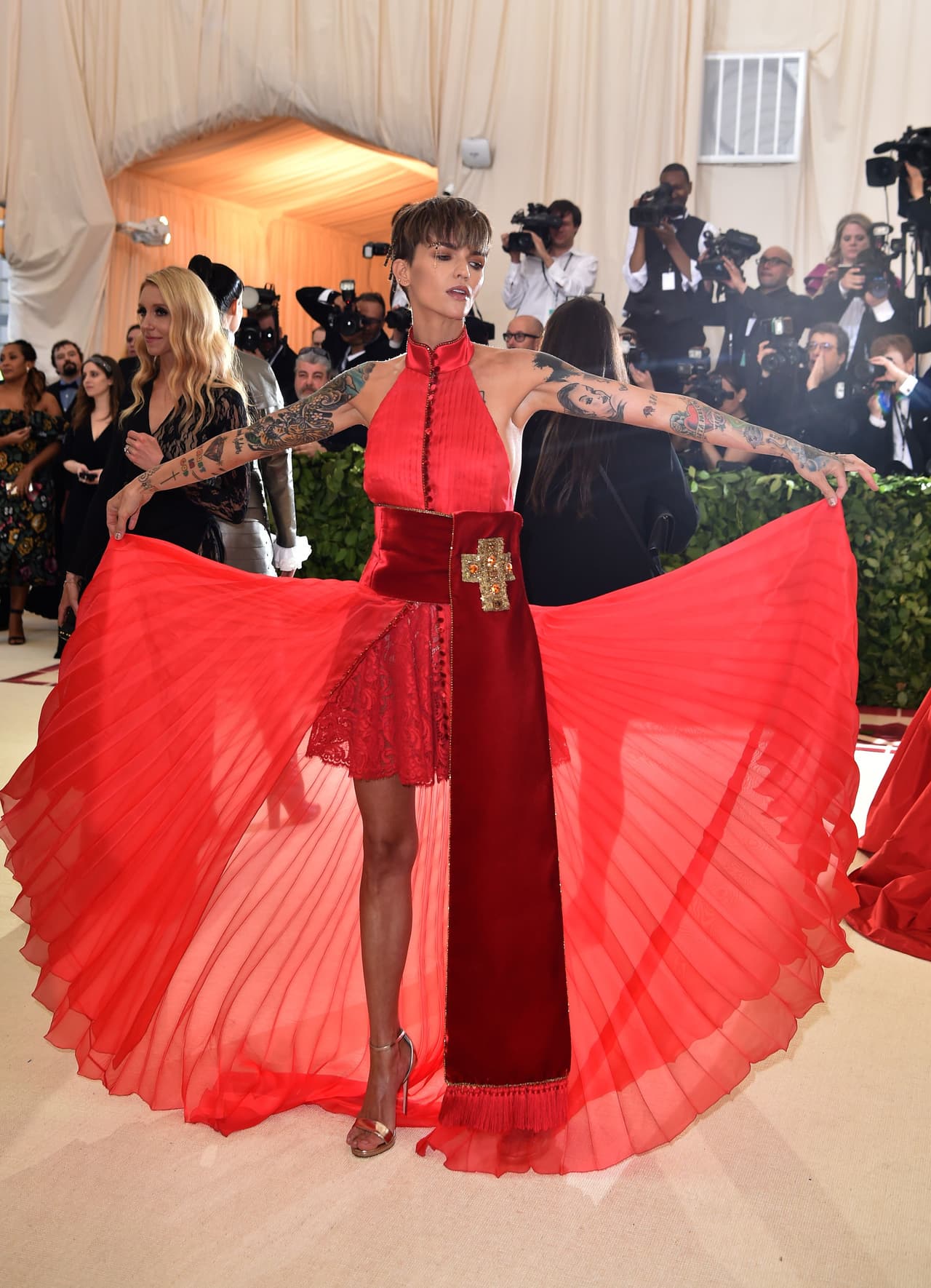 La actriz y DJ australiana Ruby Rose daba la impresión de ser un milagro andante, pues su vestido ocultaba, por momentos, su pierna izquierda.