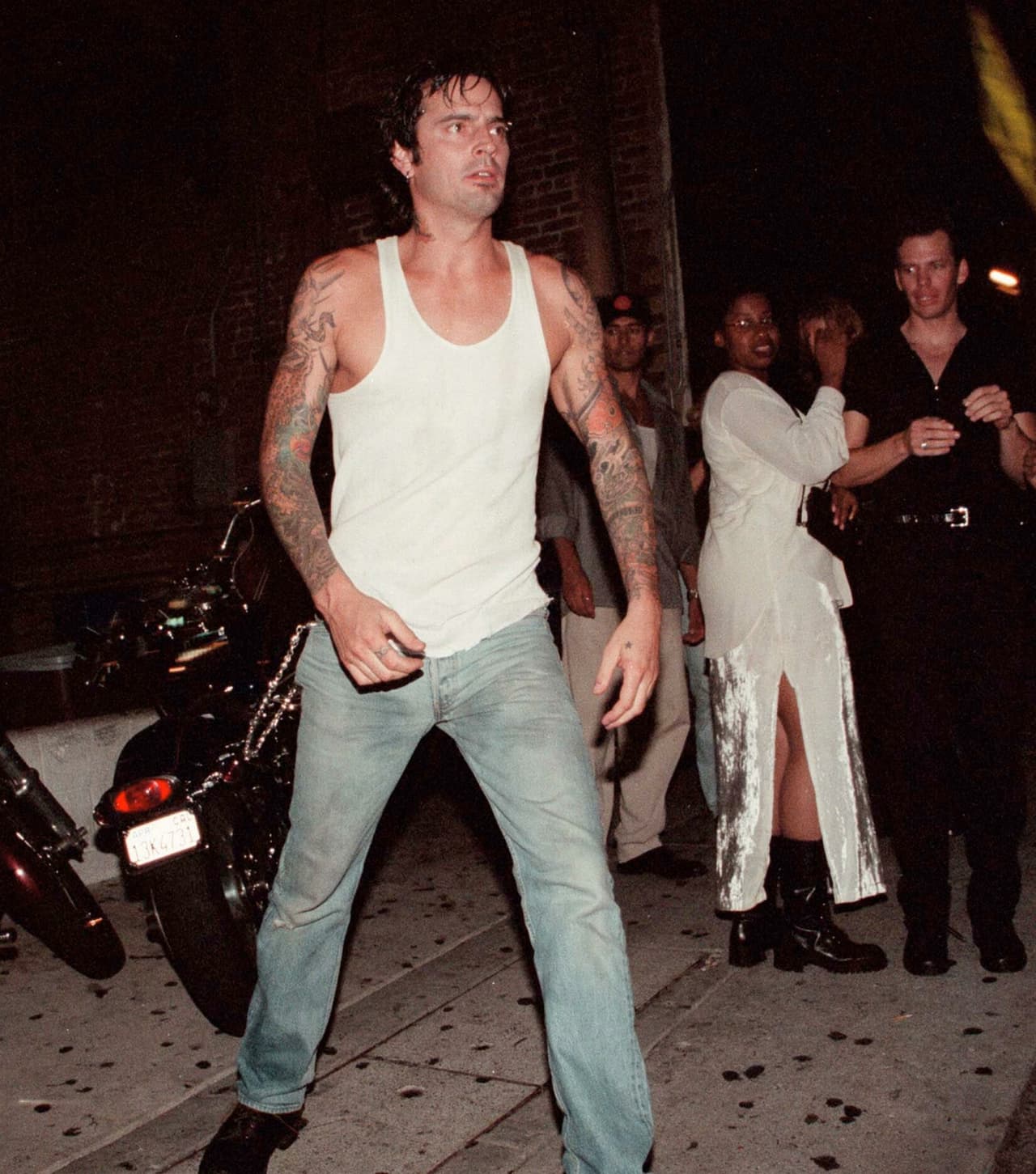 En el 1998, Tommy Lee fue sentenciado a seis meses de cárcel por haber golpeado a Anderson, una fianza de 6,200 dólares y tuvo que pagar 6,200 a un refugio de mujeres maltratadas según confirmó
<a href="http://articles.latimes.com/1998/may/21/local/me-51994"><u>Los Angeles Times</u></a>.