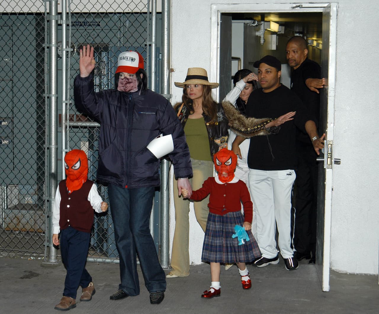 Era común ver a Michael Jackson en público junto a sus hijos disfrazados. Tras la muerte del Rey del Pop, sus herederos confesaron que nunca les molestó porque todo era parte de un juego con papá.