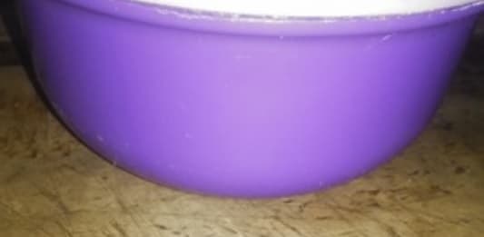 En una conversación privada por Instagram con Univision Digital, la dominicana explicó que la fórmula que descubrió no solo sirve para crear bolsas de plástico, sino también también otros utensilios como este recipiente. "Las bolsas son solo una opción de las muchas cosas que se pueden hacer con el plástico biodegradable. Yo tengo la fórmula para crear el material y de ahí se pueden hacer distintos artículos", explicó.