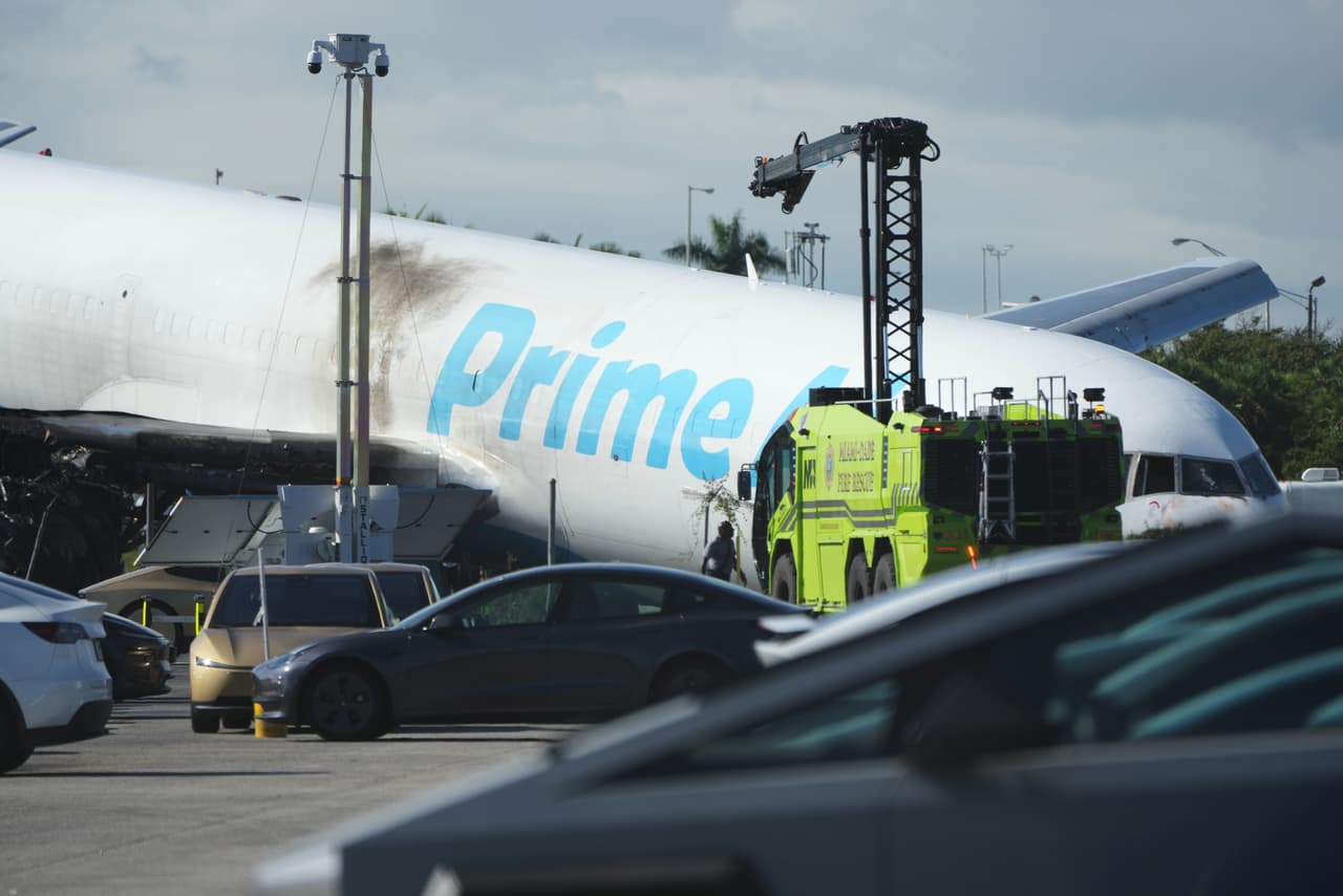 Pero el avión impactó una camioneta 
<b>Ford Econoline</b> de 2012, estilo van, en la cual eran transportados 
<b>siete trabajadores</b> de la compañía
<b> Professional Ocean Service Corp</b>.
<br>La camioneta, que pertenecía a
<b> la empresa de limpieza</b>, contratada por aerolíneas, quedó 
<b>“hecha pedazos"</b>, dijo la presidenta de la NTSB. 
<b>Cinco personas murieron</b> y otras
<b> tres quedaron en condición crítica</b>.
<br>No fue el único vehículo azotado por la nave de 32 años. 
<b>Los ocupantes de un Toyota Corolla Cross LE</b>, a la altura del Northwest 67 Avenue, también están entre los afectados.