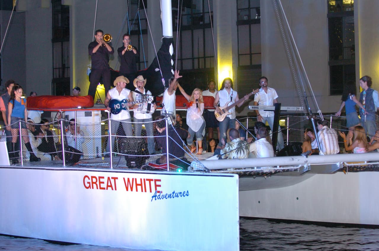 Esa noche, los invitados llegaron a la alfombra roja de Premios Juventud en diferentes embarcaciones, siguiendo el ejemplo de Alicia Villarreal.