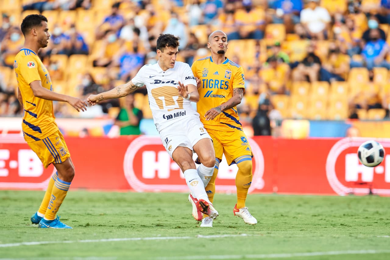 Al primer minuto de juego, Juan Ignacio Dinenno probó a Nahuel Guzmán desde los linderos del área para obligar a un rebote que Rogério mandaría a la grada.