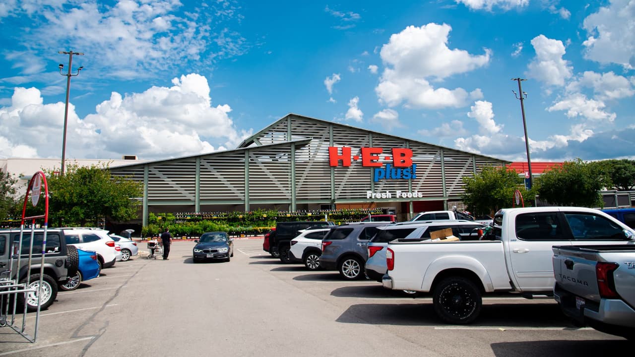 <h3 class="cms-H3-H3">Paso a paso para aplicar correctamente</h3> 👉🏻 Crear una cuenta con correo electrónico activo y número de teléfono actualizado. 
<br>
<b>👉🏻 Completar</b> el perfil con experiencia laboral, disponibilidad y ciudad donde deseas trabajar. 
<br>
<b>👉🏻 Buscar</b> vacantes por tienda o por ciudad. 
<br>
<b>👉🏻 Revisar</b> horarios, tipo de turno y requisitos físicos del puesto. 
<br>
<b>👉🏻 Enviar</b> la solicitud y monitorear el correo para entrevistas. 
<br>En nuevas aperturas,
<b> HEB suele contratar semanas antes del día inaugural. </b>