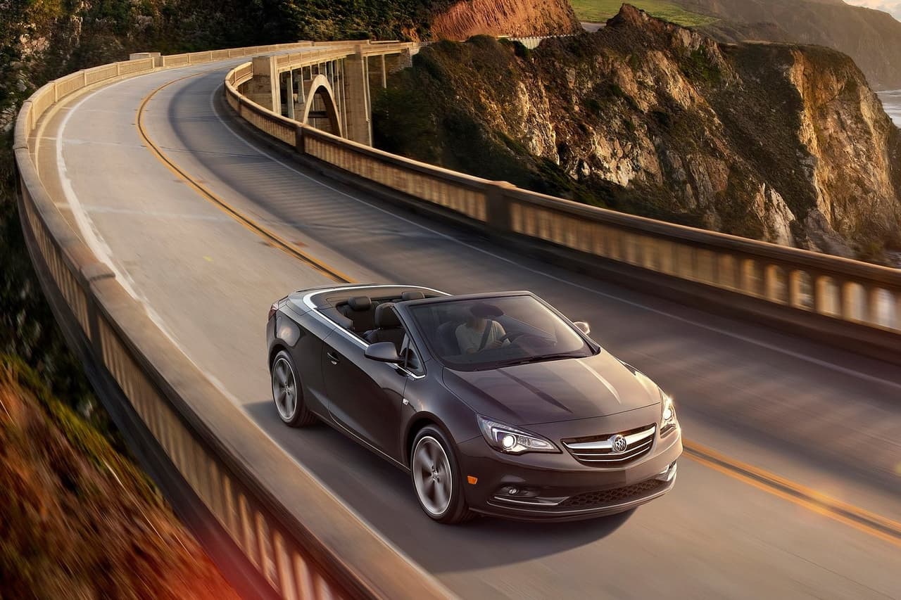 <h3 class="cms-H3-H3"><b>Buick Cascada 2019 | 12 unidades</b></h3>
<br>
<br>El Buick Cascada debutó para su edición 2016 y fue el primer modelo convertible en el portafolio de la marca desde 1991. Su última edición fue la 2019, misma que durante el año pasado fue vendida hasta en 12 ocasiones. Se nos ocurre que después de las órdenes de confinamiento, estos clientes buscaron una alternativa de transporte que los conectara más con la naturaleza.
<br>