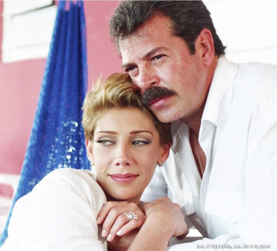 Después del rotundo éxito que tuvo en el melodrama de Carla Estrada, Cynthia Klitbo tuvo su primer protagónico con 'La casa en la playa', donde su galán romántico era Sergio Goyri. Esta producción no logró obtener los resultados que se esperaban y fue el primer y último estelar de la actriz.