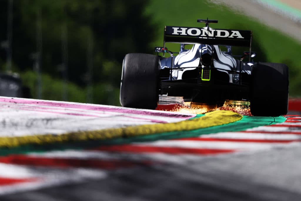 Max Verstappen se lleva el Gran Premio de Estiria en la Formula 1. El piloto neerlandés es número uno en el ranking de pilotos dejando muy atrás a Lewis Hamilton, quien quedó segundo; Bottas se queda con la tercera plaza. El mexicano Sergio Pérez no logra subir esta vez al podio, sin embargo sigue produciendo grandes resultados para Red Bull.