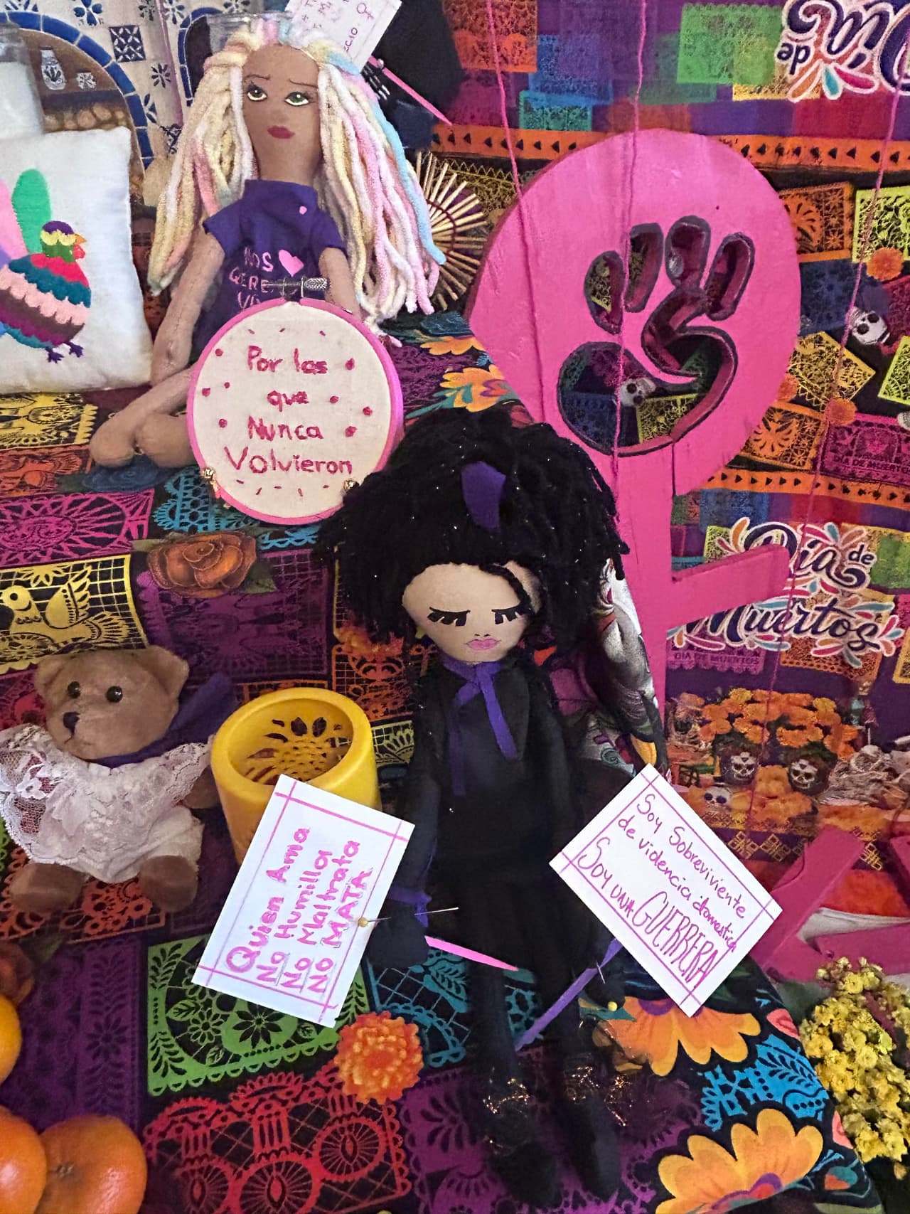 Las muñecas son el símbolo de las mujeres fallecidas.