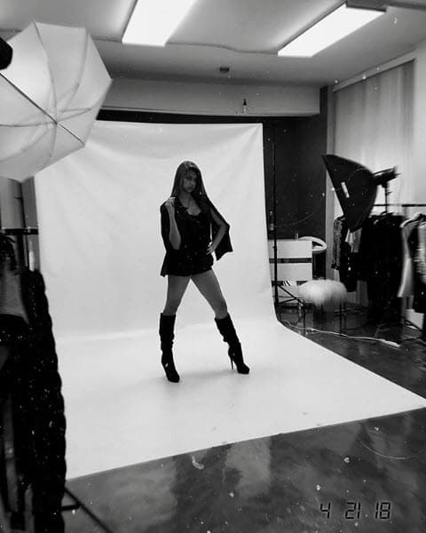 Lili la acompaña a todos lados, para apoyarla y darle algunos consejos.