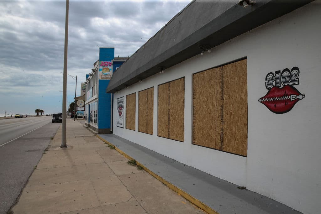 Una tienda de Galveston, Texas, ubicada en Seawall Boulevard, fue tapiada antes de la llegada del huracán Laura.