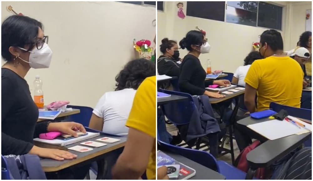 Chica lee el tarot en clases en México