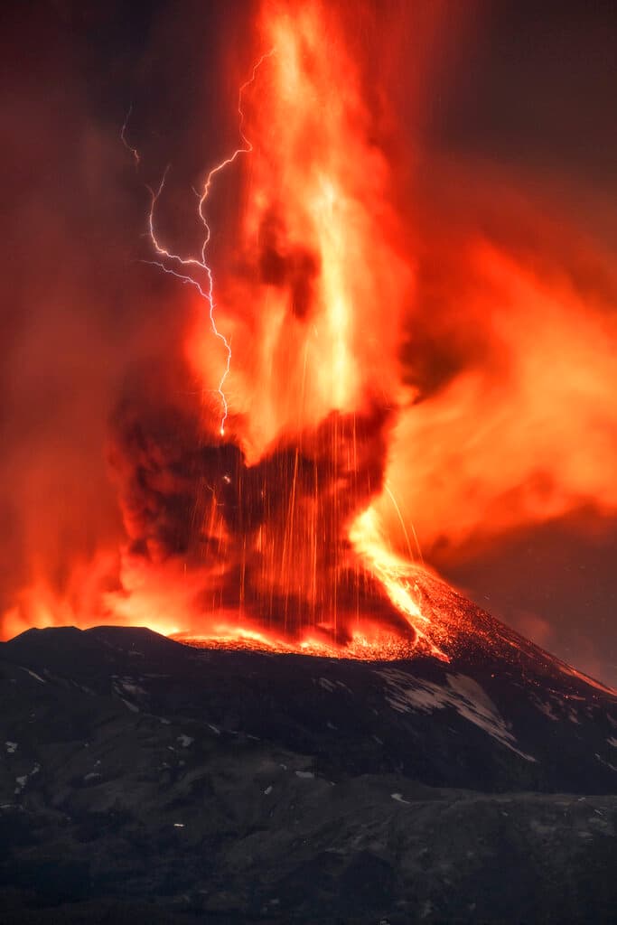 Una tormenta eléctrica volcánica sobre el monte Etna, Sicilia, Italia, genera un rayo volcánico durante una erupción.