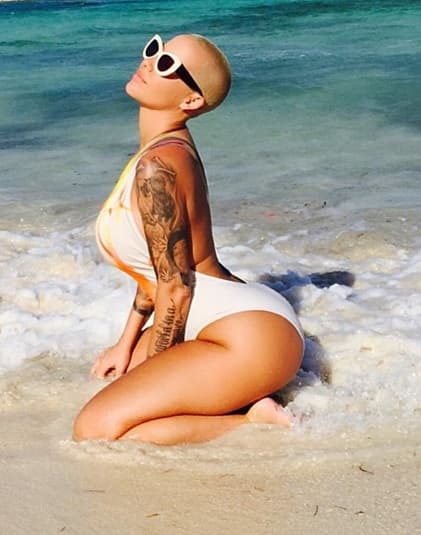 Cuando puede se escapa a la playa, donde toma el sol y exhibe sus encantos.