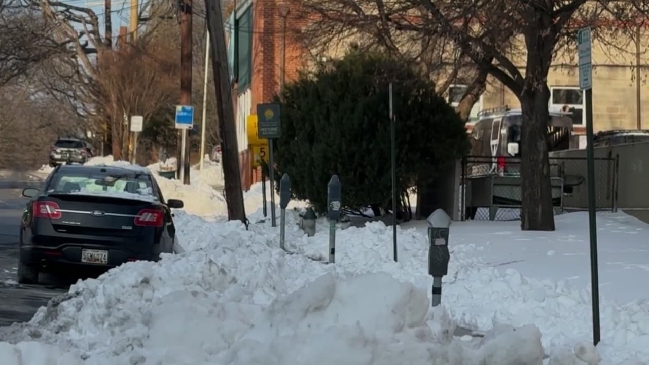 Miedo a operativos de ICE detiene limpieza de nieve en el DMV