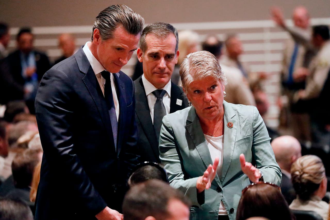 La congresista demócrata Julia Brownley por el distrito 26 de California anunció el 9 de marzo de 2020 que se sometería a cuarentena y que su personal trabajaría de forma remota después de una reunión con alguien que luego fue diagnosticado con 
<a href="https://www.univision.com/temas/coronavirus">coronavirus</a>. 
<br>
<br>Después de 2 semanas de autocontrol, Brownley dijo que no tenía síntomas de COVID-19. “Aprecio la gran cantidad de apoyo y preocupación por mi salud y la salud de mi personal en los últimos días. Después de 14 días de autocontrol y practicar el distanciamiento social, me complace informar que ni mi personal ni yo hemos mostrado ningún síntoma del coronavirus”. Ella se postula para la reelección de su escaño en la Cámara de Representantes y estará en la boleta electoral del 3 de noviembre tras avanzar en las elecciones primarias del 3 de marzo.