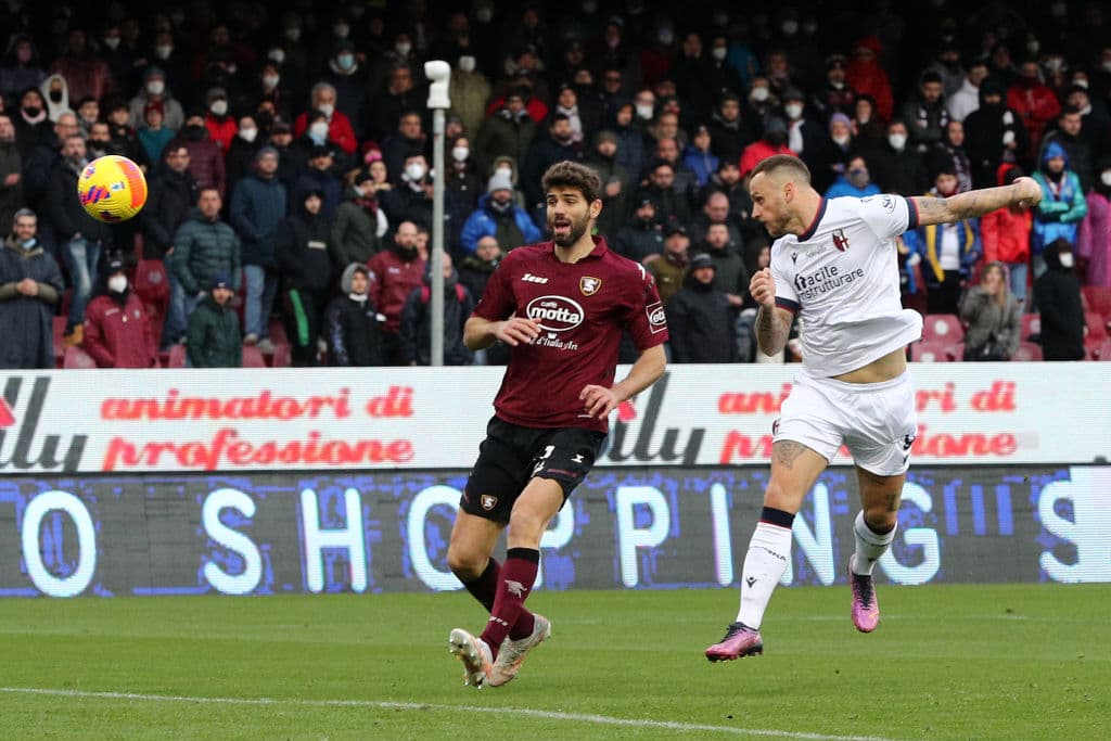 Dusan Vlahovic destaca con dos anotaciones en la victoria 2-3 sobre el Empoli y Bologna empata 1-1 con Salernitana.