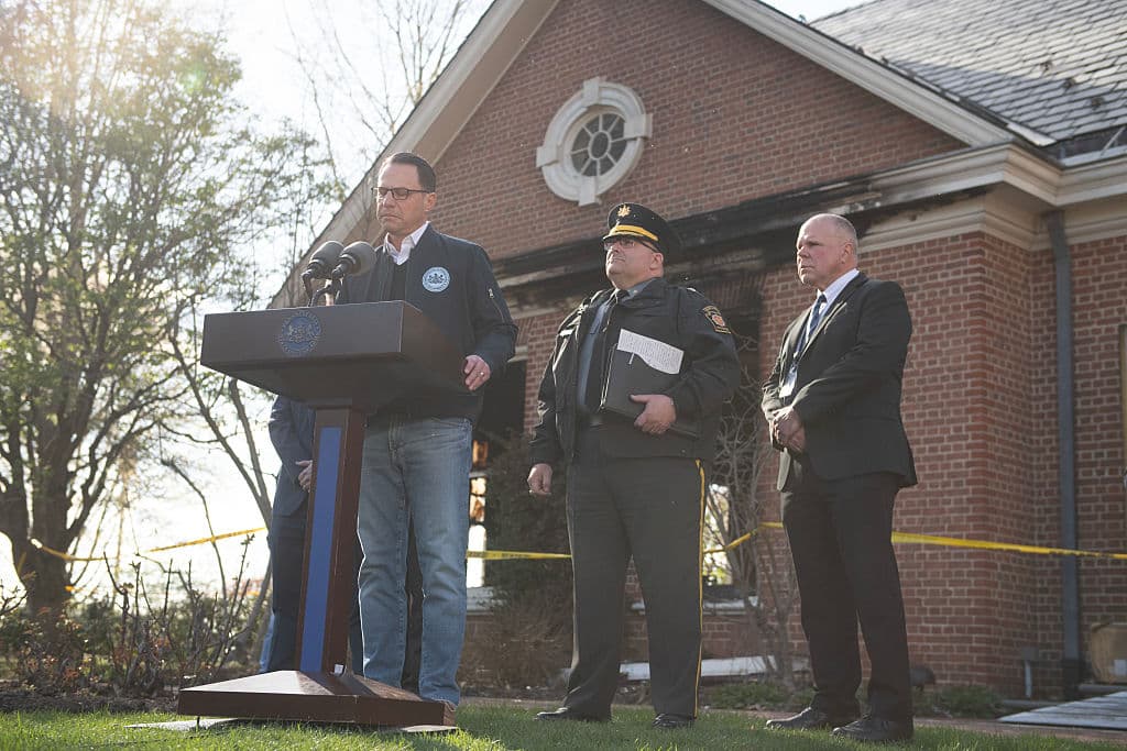 El gobernador Josh Shapiro dijo que aún no sabía
<b> "el motivo específico</b> de la persona”, para intentar hacerle daño. Aprovechó el momento, durante una conferencia de prensa este 14 de abril, para reiterar que 
<b>"este tipo de violencia no está bien</b>. Este tipo de violencia se está volviendo demasiado común en nuestra sociedad. Y 
<b><a href="https://www.univision.com/local/nueva-york-wxtv/andrew-cuomo-invita-a-enfrentar-abusador-de-donald-trump-desde-iglesia-harlem-nueva-york-fotos" target="_blank">no me importa si viene de un lado en particular o del otro</a></b>, dirigido a un partido en particular o a otro, o a una persona en particular o a otra. 
<b>No está bien y tiene que parar</b>. Tenemos que ser mejores”.