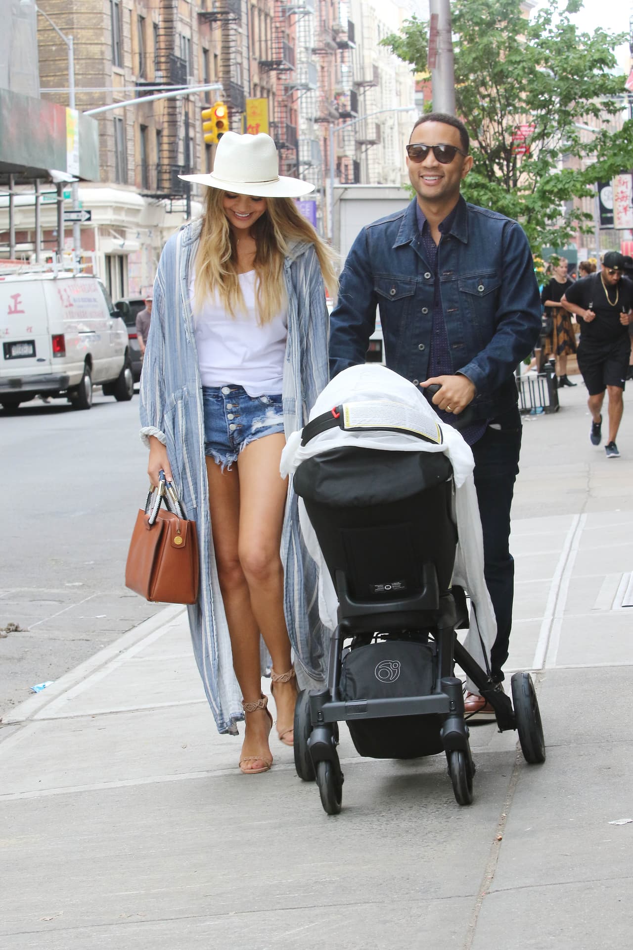 Los paparazzi captaron a la hermosa modelo y su esposo, John Legend, de paseo en Nueva York.