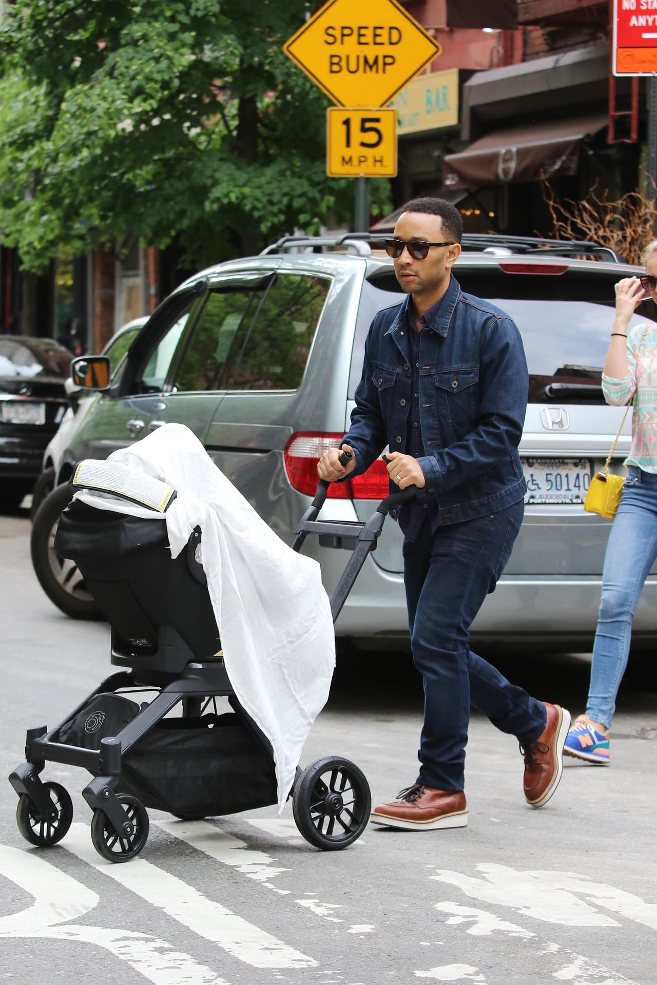 Se nota que John está fascinado con la paternidad.