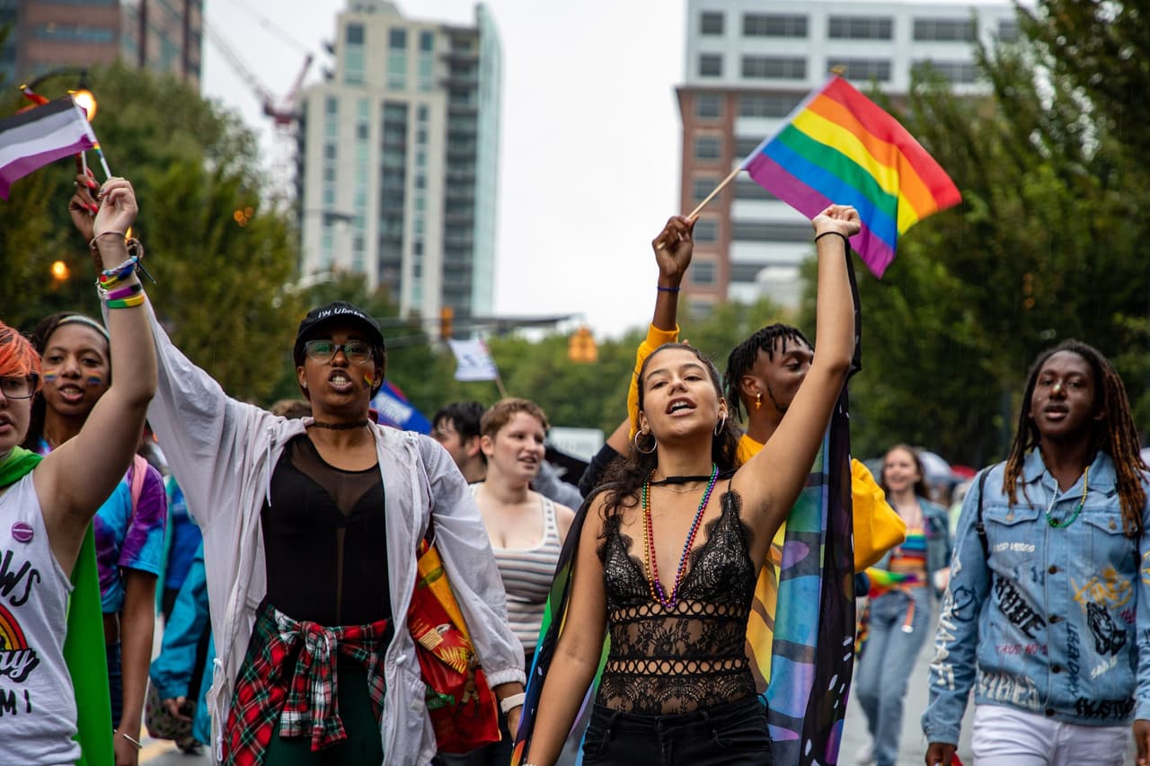 <b><a href="https://www.atlantapride.org/">Atlanta Pride Festival and Parade (8 y 9 de octubre)</a></b>. Apoya y celebre la igualdad en el Atlanta Pride Festival and Parade. Dos días llenan Piedmont Park con entretenimiento en vivo, un Mercado del Orgullo, además de promociones en restaurantes y bares. Termina el fin de semana con el Pride Parade, una de las celebraciones más grandes del sur del país.