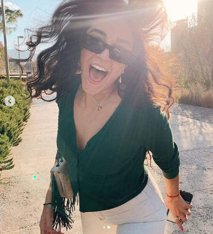 Curiosamente, de las dos hijas de Biby y Eduardo, Alejandra es la que ha mencionado que por ahora no piensa 
<b><a href="https://www.univision.com/famosos/una-de-las-hijas-de-biby-gaytan-desea-seguir-los-pasos-de-su-madre-y-pronto-participara-en-una-obra-fotos" target="_blank">seguir los pasos de sus padres</a></b>. 
<br>