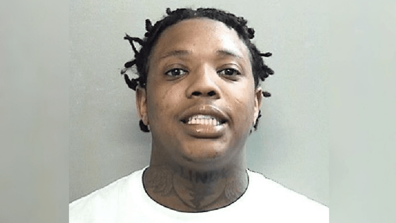 Arrestan a sospechoso de matar a un hombre y herir a otro afuera de un centro comercial en Arlington