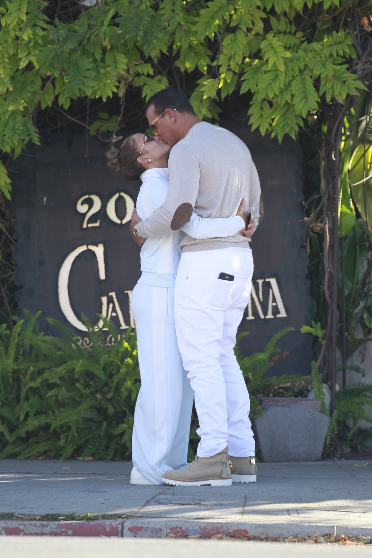 "Tenemos que tomarnos nuestro tiempo. He cometido muchos errores en mi pasado. Somos maduros. Somos adultos. Nos tomaremos nuestro tiempo y tomaremos las cosas a nuestro propio ritmo", dijo JLo al programa televisivo.