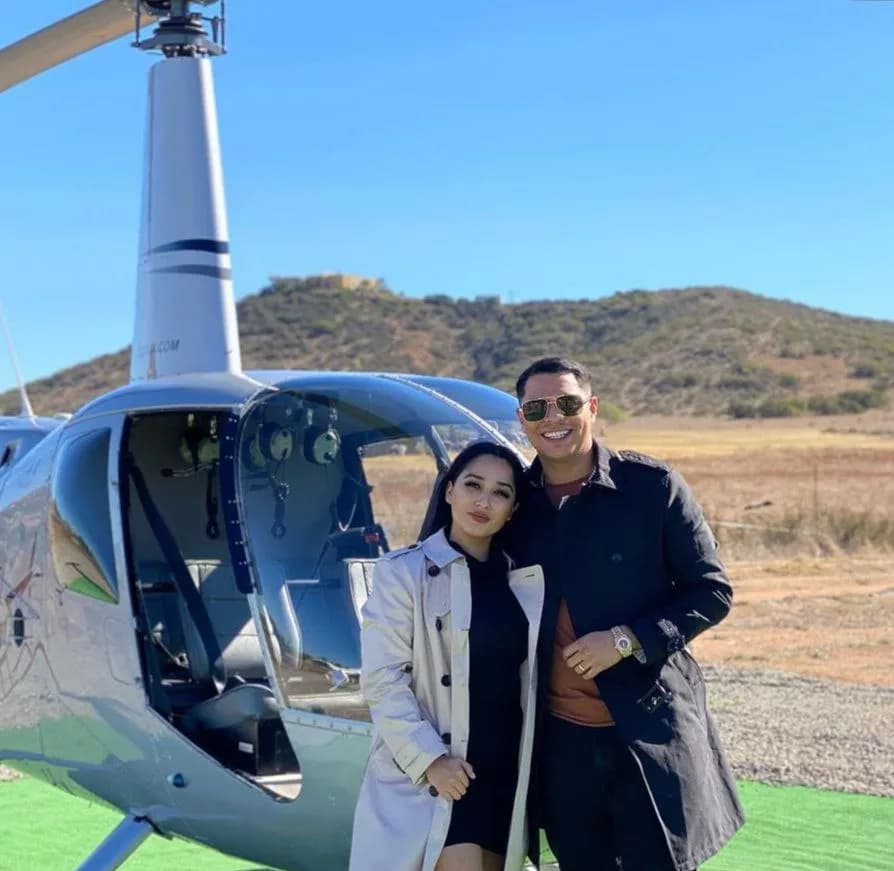 Para él, el dinero no es un problema, por eso alquiló un helicóptero para celebrar por lo alto el sexto aniversario de bodas con la mamá de sus hijos.