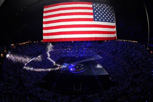 Ni el mejor guionista de Hollywood hubiese podido escribir un libreto mejor que el Super Bowl 2013. Con lágrimas, risas, entretenimiento, estupor, suspenso, miedo y mucha emoción, este Super Bowl “tuvo de todo un mucho”. El coro de la escuela de Newtown que sufrió en diciembre una matanza que conmocionó al mundo, con 26 niños de la escuela primaria Sandy Hook, abrió la ceremonia previa al partido con la canción "America The Beautiful", al lado de la actriz y cantante Jennifer Hudson. Los estudiantes llevaban lazos verdes en homenaje a los 20 niños y 6 adultos asesinados en Sandy Hook el pasado 14 de diciembre, y durante su actuación muchos de los jugadores y espectadores apenas pudieron contener las lágrimas. Después le tocó el turno a Alicia Keys, quien al piano y con un sexy vestido rojo de tirantes interpretó el himno nacional estadounidense, agregando algunas palabras en la estrofa final, ante el estupor de algunos. La actuación musical del descanso, la más esperada siempre, correspondió este año a Beyoncé y llegó precedida de la polémica después de que la estrella admitiera que cantó el himno nacional en falso directo, sobre una canción pregrabada, durante la ceremonia de la segunda investidura presidencial de Barack Obama. La artista con mucha fuerza y sin dejar de bailar sobre un escenario con fuegos artificiales y luces con la forma de su rostro y su larga melena, vistiendo un conjunto de cuero negro de Rubin Singer, con guantes a juego y botines de tacón, y acompañada de más de 100 bailarines repasó algunos de sus éxitos como "Love on Top", "Crazy in Love", "Baby Boi" y "Till the End of Time". Se unieron a ella después Kelly Rowland y Michelle Williams, sus compañeras en el ya disuelto grupo Destiny's Child y vestidas también de negro. Las tres cantaron y bailaron sincronizadas "Independent Woman" y "Single Ladies (Put A Ring On It)". En el tercer cuarto del partido se produjo un inesperado apagón, que duró 34 minutos, y que fundió a negro las televisiones de millones de hogares en todo el país y dejó en blanco a los presentadores de la cadena CBS, la encargada de la retransmisión. Con cada bloque de treinta segundos de publicidad vendido a un precio de entre 3,7 y 3,8 millones de dólares, los dos anuncios de Chrysler estuvieron entre los mejores, según un sondeo realizado por The Wall Street Journal a ejecutivos publicitarios y espectadores, pero según USA Today el primer lugar correspondió a Budweisser. También fueron muy comentados en Twitter los de Taco Bell y Doritos, en una noche en la que rostros conocidos como los actores de comedia Amy Poehler ("Parks and Recreation"), Tracy Morgan ("30 Rock") y Kaley Cuoco ("The Big Bang Theory"), y la modelo Bar Refaeli se colaron en algunos de los anuncios.